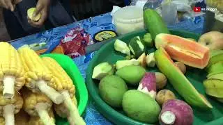 ngerujak buah buahan seger dipinggir pantai