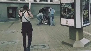 Сотрудники спецслужб при поддержке ОМОН задерживают прохожих