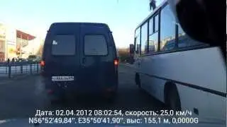 Маршрутка на пешеходном переходе
