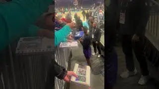 De’Aaron Fox Signing Autographs