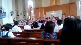 Aksi Unjuk Orang Tua Bahagia di Depan Umat