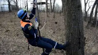 переход с подъёма на спуск с использованием двух ручных зажимов  жумаров