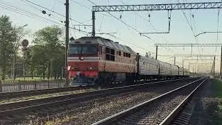 ТЭП70-0293 с фирменным поездом №067А СПБ-Смоленск следует по станции «Проспект Славы»