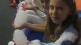 Насыпают пену в руки