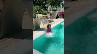 Aurora e Ludovica in Piscina a Riccione 