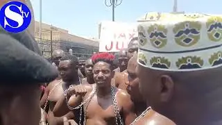 ERIC OMONDI & POLICE  OUTSIDE PARLIAMENT TEARGAS ALL OVER