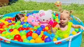 Наполняем новый детский бассейн разноцветными шариками и купаемся вместе! Видео для детей!