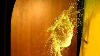 Попадание стрелы дартс в шарик, наполненный водой.