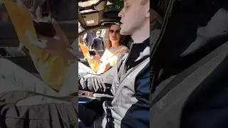 Чем расплачиваться будете, дамочка? 