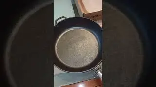 Чугунная сковородка с Озона, 1265 руб.