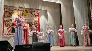 На речушке на мосту Настя мыла фартук