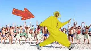 Plutonic играет и танцует с детьми на пляже