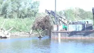 Чистка реки Припяти от завалов. Речной кран .Беларусь.