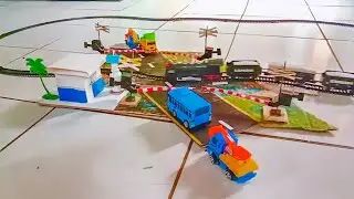 Miniatur Perlintasan Kereta Api Dari Kardus (Kereta Api Uji Coba Melewati Perlintasan)