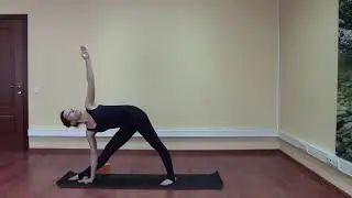 Уттхита Триконасана (Поза вытянутого треугольника)