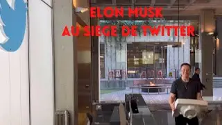 Elon Musk au QG de Twitter avec un lavabo
