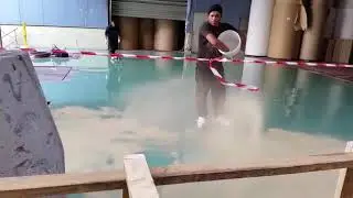 פיזור קוורץ למניעת החלקה רצפת אפוקסי-שחר אפוקסי בע