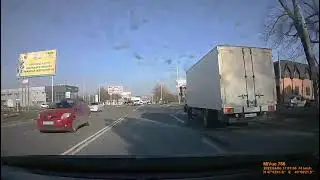 В Шахтах Kia протаранила стену дома на улице Маяковского: видео