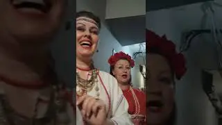 в трюме под сценой. За 10 минут до выхода. В составе любимого 