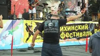 Фанат рока.  Фанат весь в танце.