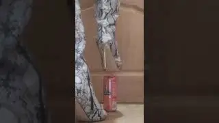 Crushed a beer can. High heels Раздавила пивную банку сапогами на высоких каблуках.