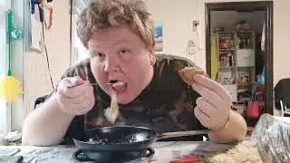 Яичница с салом и сыром, огурчик и дыня
