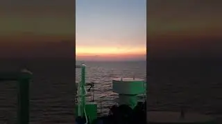 MENIKMATI SUNSET DI TENGAH LAUT LEPAS.