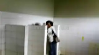 Parah banget! Mahasiswa ngerjain temannya yang lagi ulang tahun di toilet kampus.