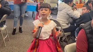 Kataleya Garcia cantandole a su publiclo!