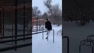 Качок танцует на брусьях 💪🚀 