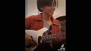 Awww solo miren a Aidan besar su guitarra 🎸 😍❤️✨