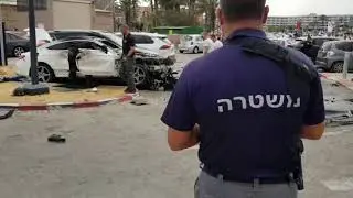 Полицейские на месте взрыва машины в Эйлате
