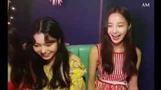 Momoland members teasing Yeonwoo