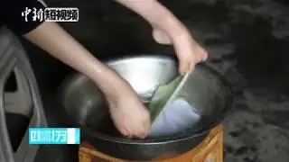 小女孩脚比手灵活能用来吃饭写字穿针引线