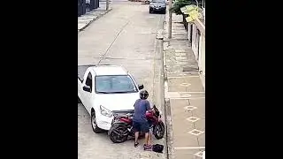 Bystander saves lady from getting robbed on the street