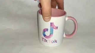 Чашка с яркими логотипом 