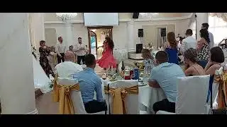 Гости танцуют на свадьбе