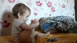 Ваня одевает носочки