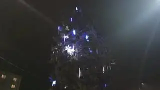 В Славянске зажгли Новогоднюю Ёлку 2022 (видео эта красивая елка находится в районе остановок САТУ)