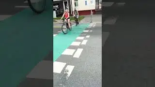 А тут уважают велосипедистов !