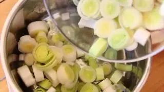Crema de puerros y almendras con brocheta de mejillones en escabeche Isabel