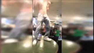 Пьяный пацан решил станцевать голышом на бар стойке.