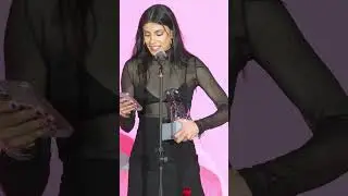 #BarbaraLopez recibe el premio Rising Star en #GlamourWOTY #MujeresDelAño