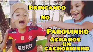 Brincando no parquinho  [playing in the playground]