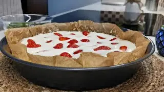 Это бесподобно! В сезон ГОТОВЛЮ чуть ли ни каждый день! Лучший пирог КЛАФУТИ с клубникой, объедение!