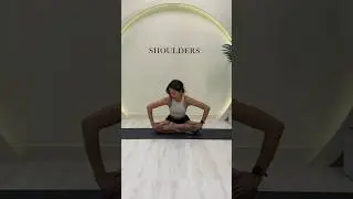 Back and shoulder stretch #yogaexercise#yoga#backstretch#shoulders#backpain#relief#tutorial#hk