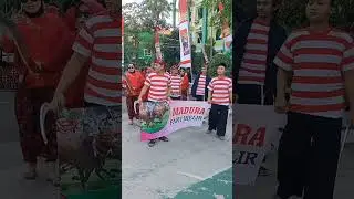 17 an SERU PAKAIAN ADAT PAPUA DAN MADURA