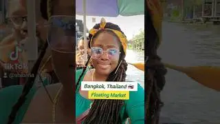 THIS MARKET FLOATS! Bangkok, Thailand 🇹🇭 #floatingmarket #bangkokthailand #bangkok #travel