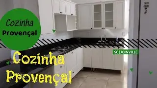 Cozinha com portas almofadadas