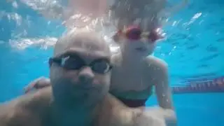 ЧЕЛЛЕНДЖ КТО КРУЧЕ ПЛАВАЕТ ПОД ВОДОЙ Женя в бассейне